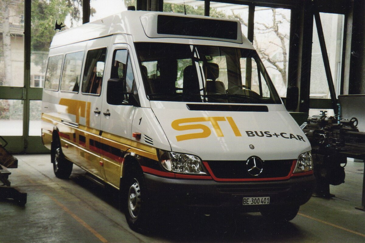 (R 4210) - Aus dem Archiv: STI Thun - Nr. 1/BE 300'401 - Mercedes am 29. Mrz 2005 in Thun, Garage