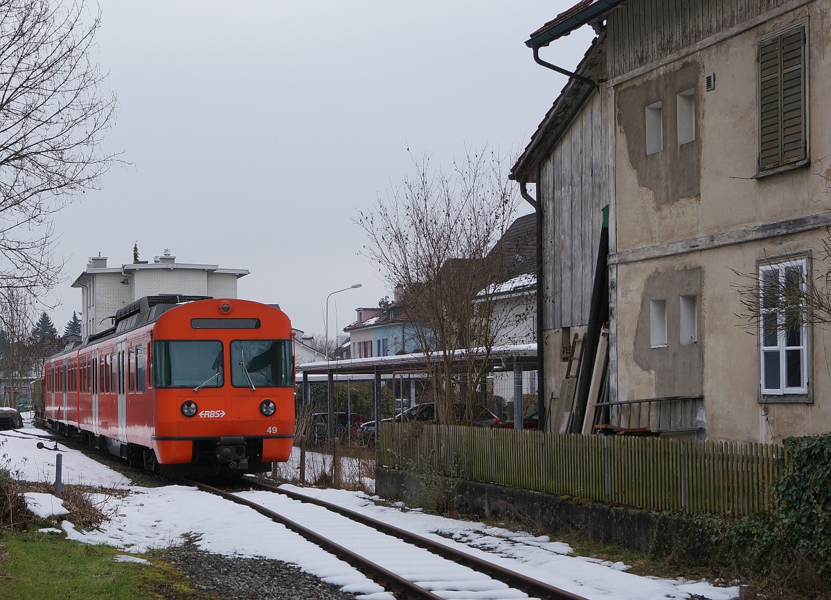 RBS: Obschon seit mehreren Monaten offiziel ausrangiert, wartete der Be 4/8 49 (1974) auch am 19. Februar 2015 beim RBS-Depot Solothurn auf dem hintersten Abstellgeleise, das sich bereits auf Zuchwilerboden befindet, sein weiteres Schicksal ab. So wie es aussieht, blieb dieses  MANDARINLI  vorerst von der Verschrottung verschont.
Foto: Walter Ruetsch