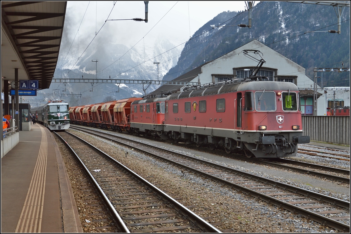 Re 10/10 in Erstfeld. Vorne Re 6/6 11677, hinten Re 4/4 II 11327. M�rz 2015.
