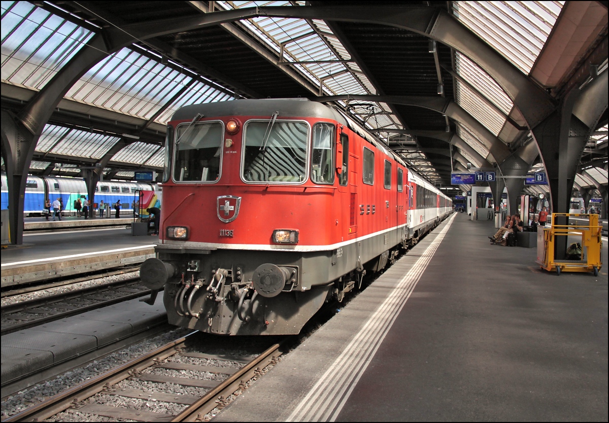 Re 4/4 II 11136 mit dem EC 1291 nach M�nchen bei der Abfahrt in Z�rich. Ein Speisewagen fehlt und diese Lok darf nur bis St.Margarethen fahren, ein Ochse wird die fehlenden Kilometer nach Lindau �berbr�cken m�ssen. 27. Juni 2014.