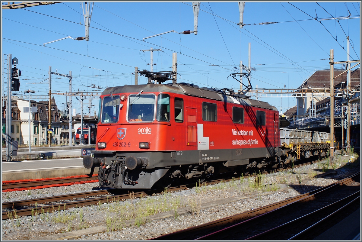Re 4/4 II 11252 (Re 420 252-9)  smile by swisspass  wartet in Lausanne auf die Weiterfahrt in Richtung Vevey.

3. Aug. 2022