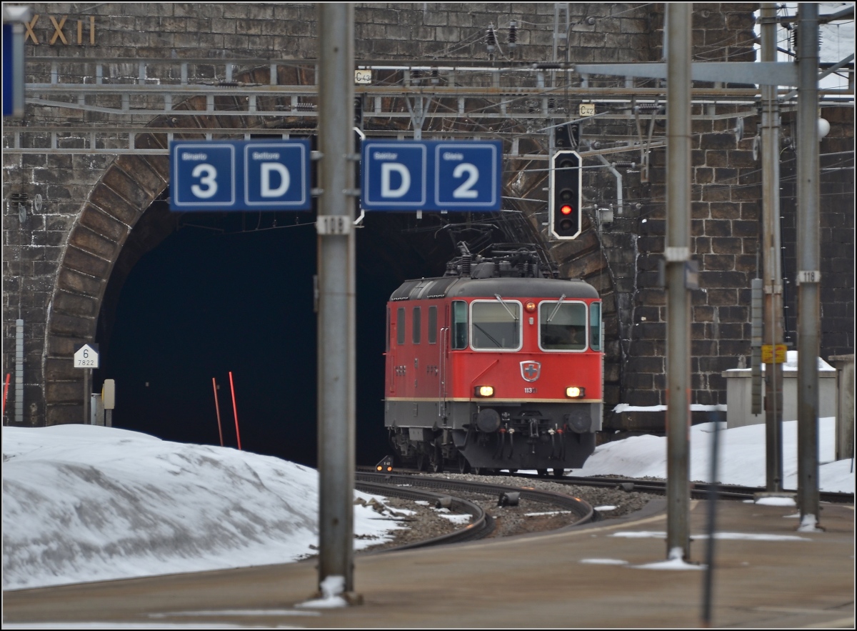 Re 4/4 II 11301 rangiert vor der Ausfahrt Wassen des Gotthardtunnels. März 2012.