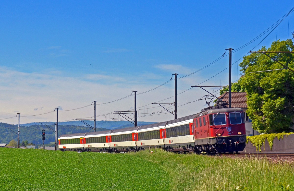 Re 4/4 II 11304 mit IC 280 Zrich HB - Stuttgart Hbf am 18.05.2013 bei Rafz