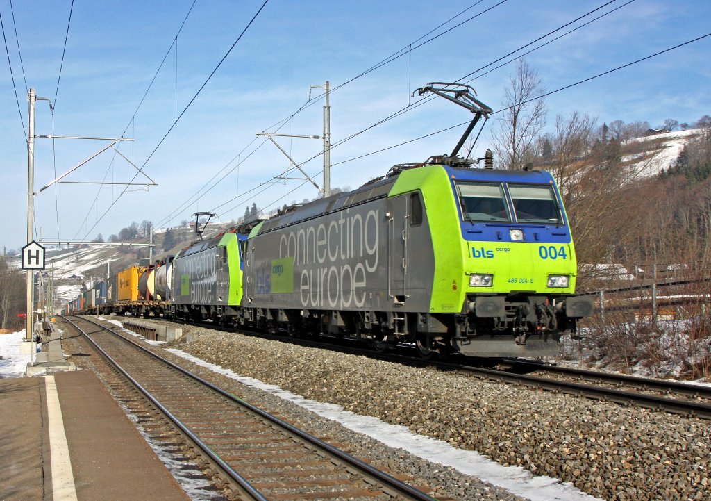 Re 485 004-6 und Re 485 011-1 mit einem KLV-Zug am 23.01.10 in Mülenen