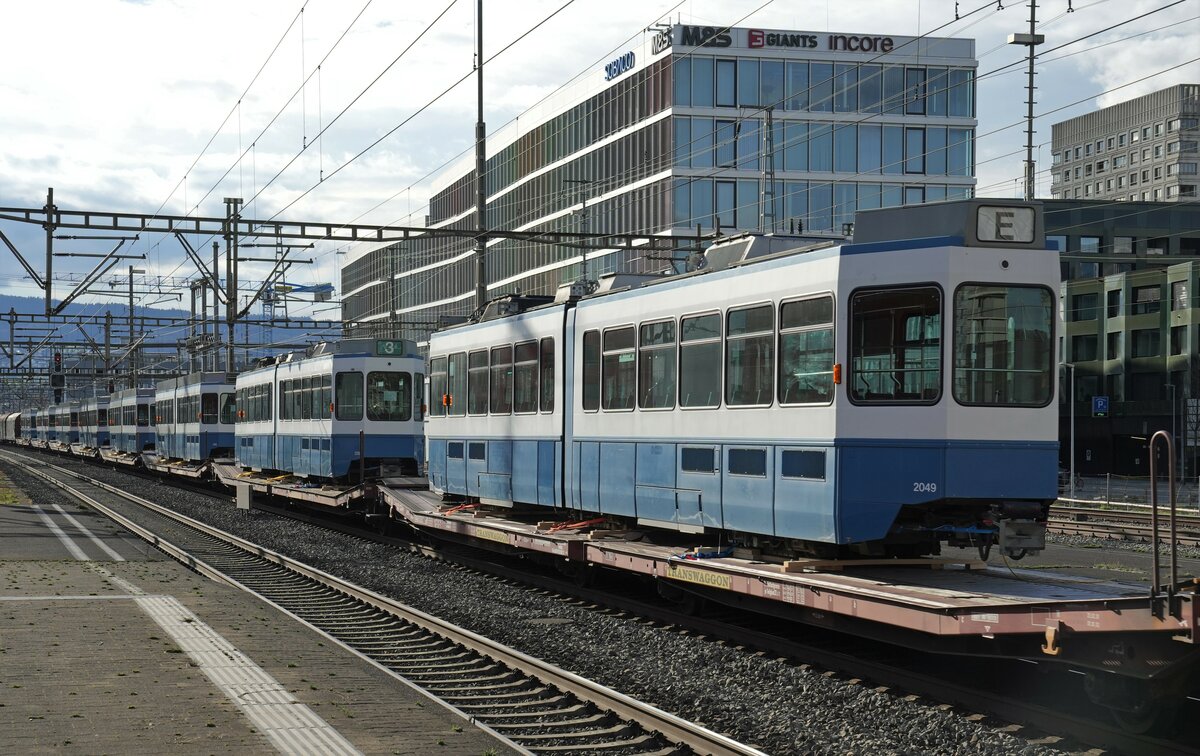 Re 620 072-9  Balerna , Tram 2000 (VBZ)
VON ZÜRICH NACH WINNYZJA.
Ab dem Jahr 2022 erhält die Stadt Winnyzja in der Ukraine in einem ersten Schritt 35 Tram 2000 der Verkehrsbetrieb Zürich (VBZ). Um dies zu ermöglichen, haben die Schweiz und die Stadt Winnyzja am 23. Dezember 2020 ein Abkommen für die zweite Phase des seit dem Jahr 2006 laufenden Strassenbahnprojekts unterzeichnet.
Mit dem von der Re 620 072-9 „Balerna“ geführten planmässigen  Güterzug 60281 RBL – BU gingen am 20. März 2023 acht ehemalige VBZ Tram 2000 auf ihre grosse Reise. Verewigt wurden sie anlässlich der Bahnhofsdurchfahrt Schlieren.
Foto: Walter Ruetsch
