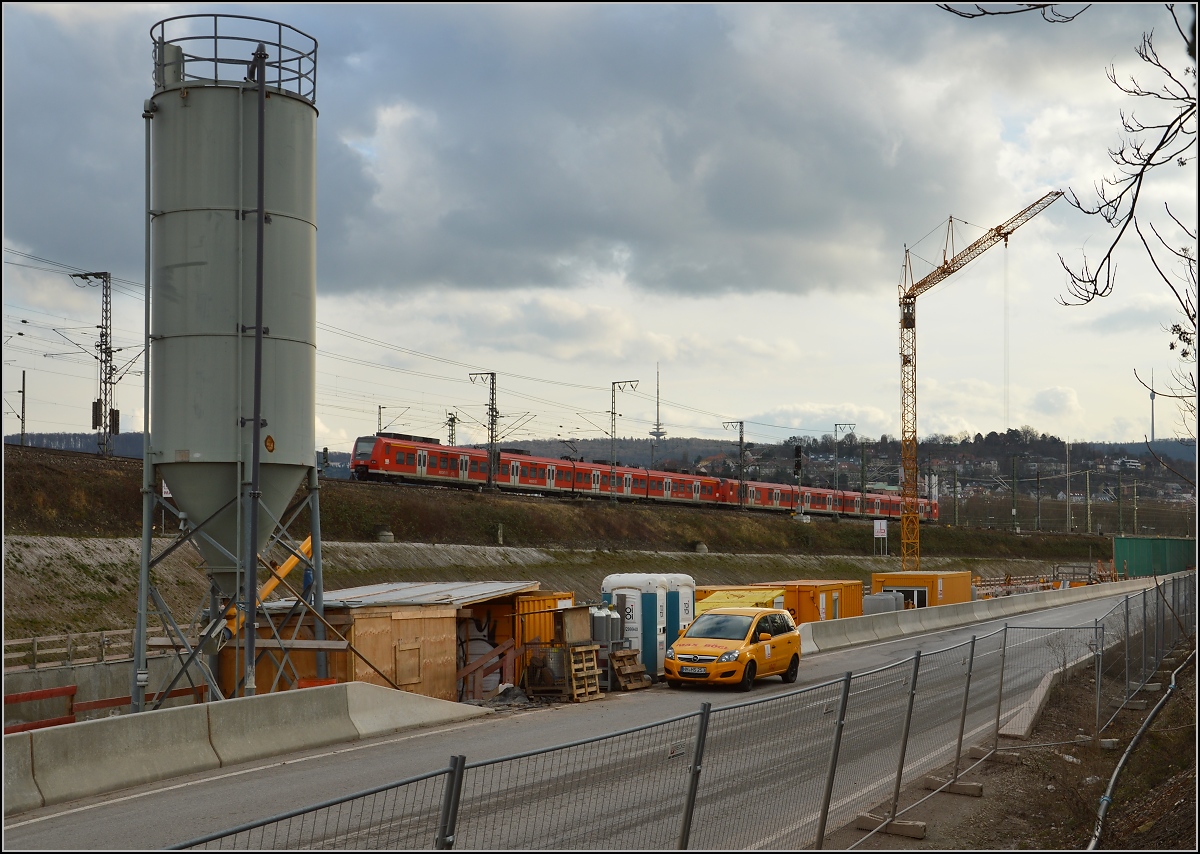 RE der Gäubahn im Bereich der S21-Baustelle. Einzelne Züge mit 425 erreichen Singen und sogar Schaffhausen, werden aber meist zur Überführung von 426 auf den Relationen Singen-Schaffhausen und Schaffhausen-Erzingen genutzt. Stuttgart, Februar 2016.