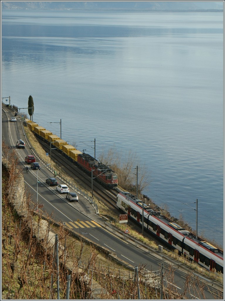 Reger Bahnverkehr am Genfer See: Ein Flirt fährt Richtung Villeneuve, und zwei Re 4/4 II fahren mit dem Marti-Zug Richtung Lausanne.
8. Jan. 2014