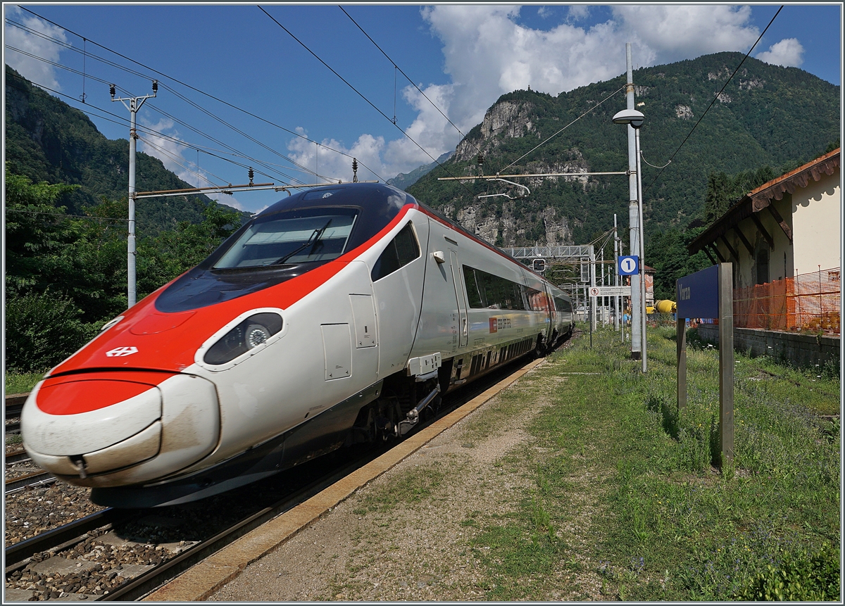 Reichlich spät abgedrückt: ein SBB RABe 503 als EC 37 von Genève nach Venezia S.L. bei der Durchfahrt in Varzo. 

21. Juli 2021