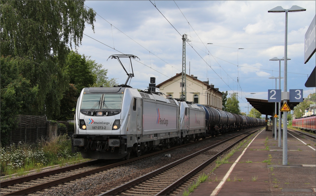 RheinCargo 187 073 und 187 079 mit Kesselwagen unterwegs in Richtung Süden am 25.07.2020 in Bad Hönningen