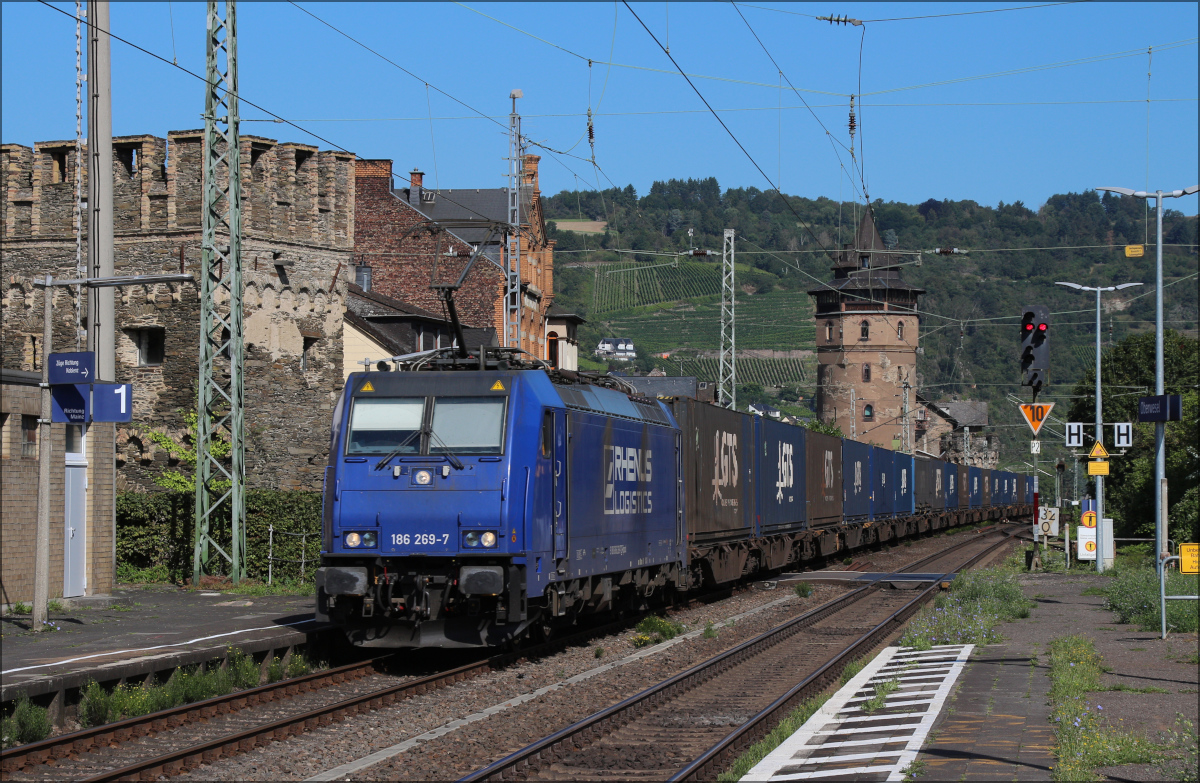 Rhenus Logistics 186 269 mit Containerzug in Richtung Süden am 06.08.2024 in Oberwesel