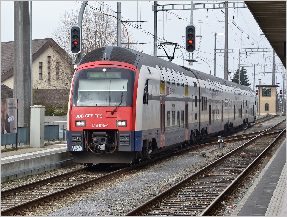 S8 mit 514 018-1 am Startpunkt Weinfelden nach Pf�ffikon. M�rz 2011.