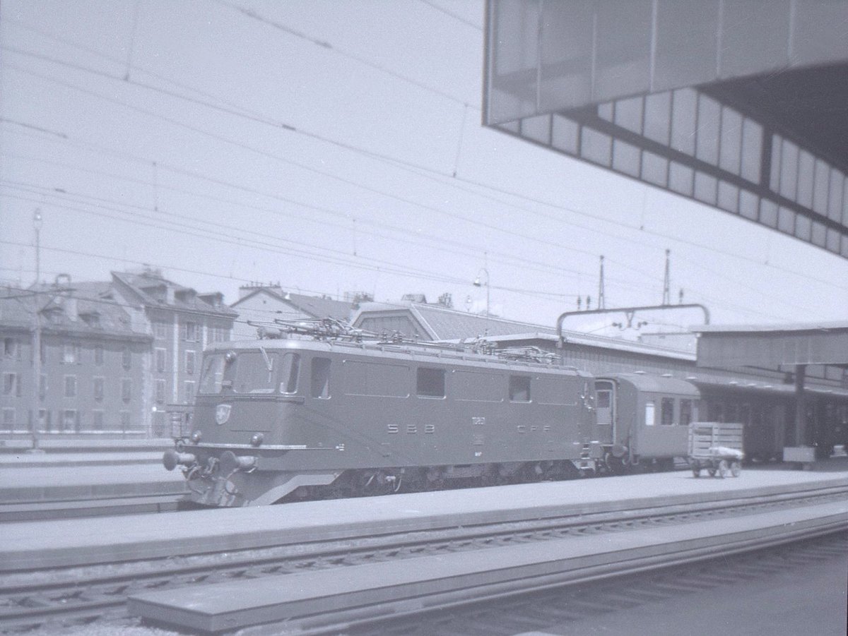 SBB Ae4/6 III 10851: Diese 1961 erbaute Lok konnte unter 3 Stromsystemen fahren, nämlich 15 kV/16 2/3Hz, 25 kV 50 Hz, und Gleichstrom 1,5 kV. Die Achsfolge war (1A)Bo(A1). Das Chassis stammte von der Gasturbinen-Versuchslok 1101 von 1941 (Abbruch 1954). Der Abbruch der 10851 erfolgte 1978. Ihr Einsatz beschränkte sich auf die Region Genève, vor allem Genève-La Plaine. Aufnahme in Genève vom 13.Juli 1965. 