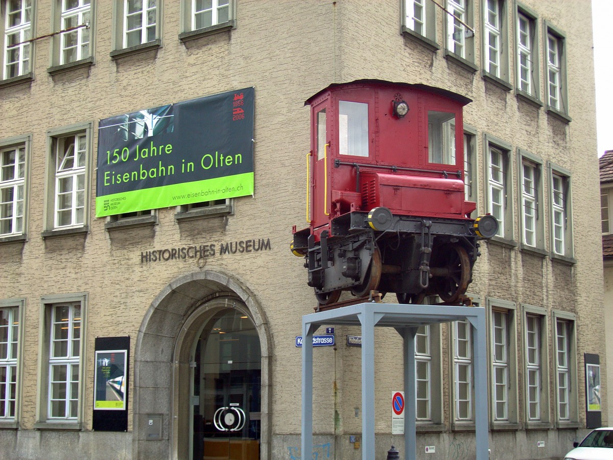 SBB: Der kleinste Rangiertraktor der SBB in luftigen H�hen. Vom 23. M�rz 2006 bis zum 17. Dezember 2006 wies der kleinste Rangiertraktor Ta 969-972 (1911-1927) vor dem Historischen Museum in Olten auf die Ausstellung zum Jubil�um  150 Jahre Eisenbahn in Olten  hin. Die Aufnahme vom  TINTENFISCH  ist am 4. Juni 2006 entstanden.
Foto: Walter Rutsch