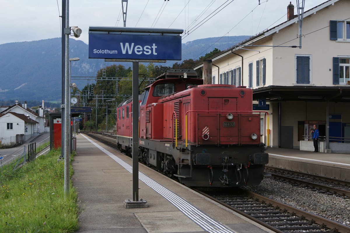 SBB: Die Re 4/4 11328 mit der Bm 4/4 18432 am Hacken beim Passieren des Bahnhofs Solothurn-West am 8. Oktober 2014.
Foto: Walter Ruetsch
