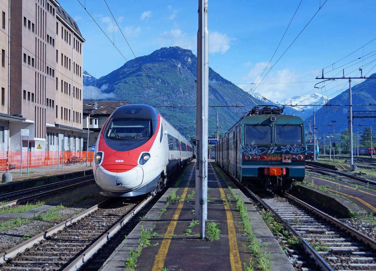 SBB:  Ein ETR 610 in Domodossola am 2. Mai 2015 als EC auf dem Weg zur EXPO 2015 in Rho Fiera Milano.	
Foto: Walter Ruetsch	