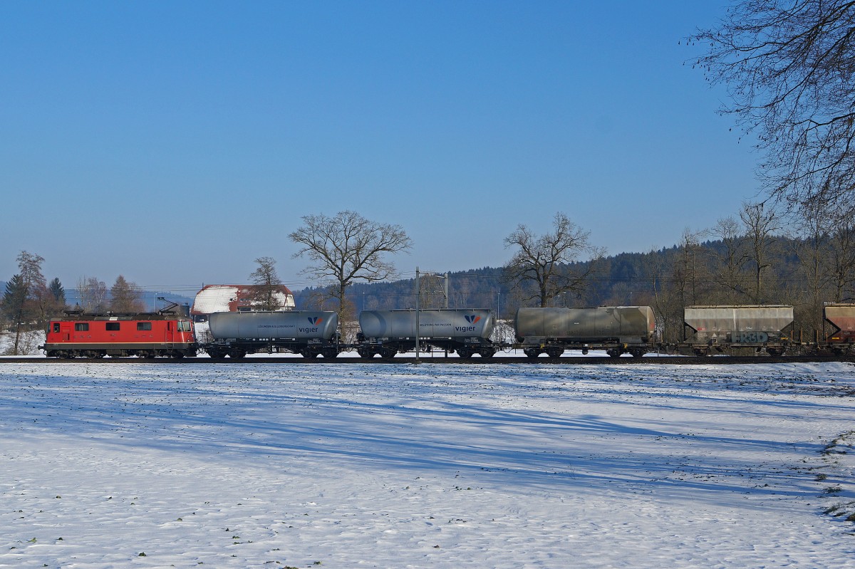 SBB: Ein Güterzug mit einer Re 4/4 II bei Langenthal unterwegs am 11. Februar 2015.
Foto: Walter Ruetsch