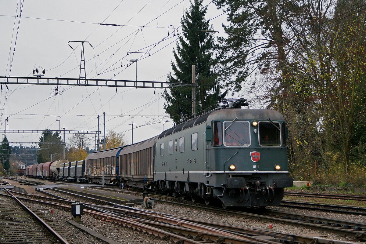 SBB: Güterzug Wiler bei Utzenstorf - RBL mit Re 6/6 11646  BUSSIGNY  bei der Durchfahrt Gerlafingen am 2. Dezember 2014.
Foto: Walter Ruetsch