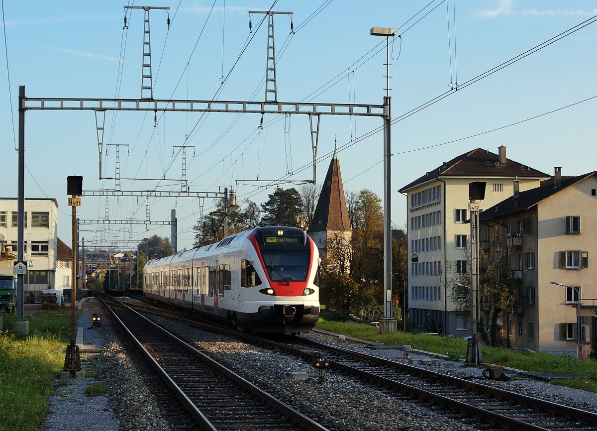 SBB: Herbstliche Abendstimmung mit Regionalzug Olten-Biel vor der Kulisse des Krumen Turms in Solothurn am 29. Oktober 2014.
Foto: Walter Ruetsch 