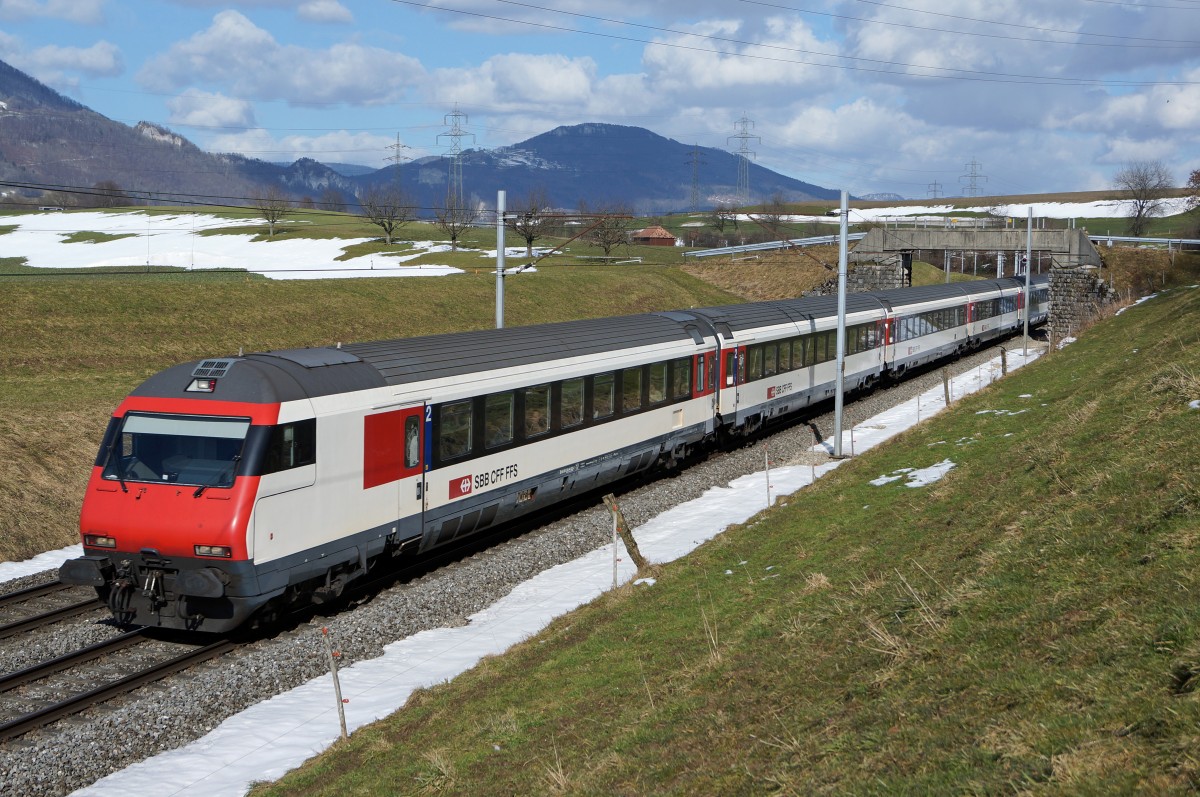 SBB: IC Konstanz-Biel zwischen Niederbipp und Wangen an der Aare unterwegs am 24. Februar 2015.
Foto: Walter Ruetsch