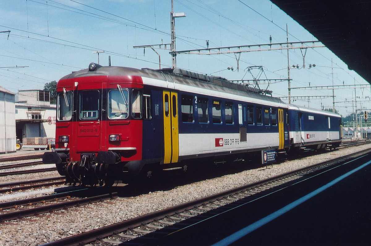 SBB: RBe 4/4 54098-9 mit einem  GEFANGENENZUG  im Juli 2004 bei einem Zwischenhalt in Langenthal. Mit der Ausrangierung dieser Triebz�ge, wurde diese Leistung von Re 420 �bernommen.
Foto: Walter Ruetsch