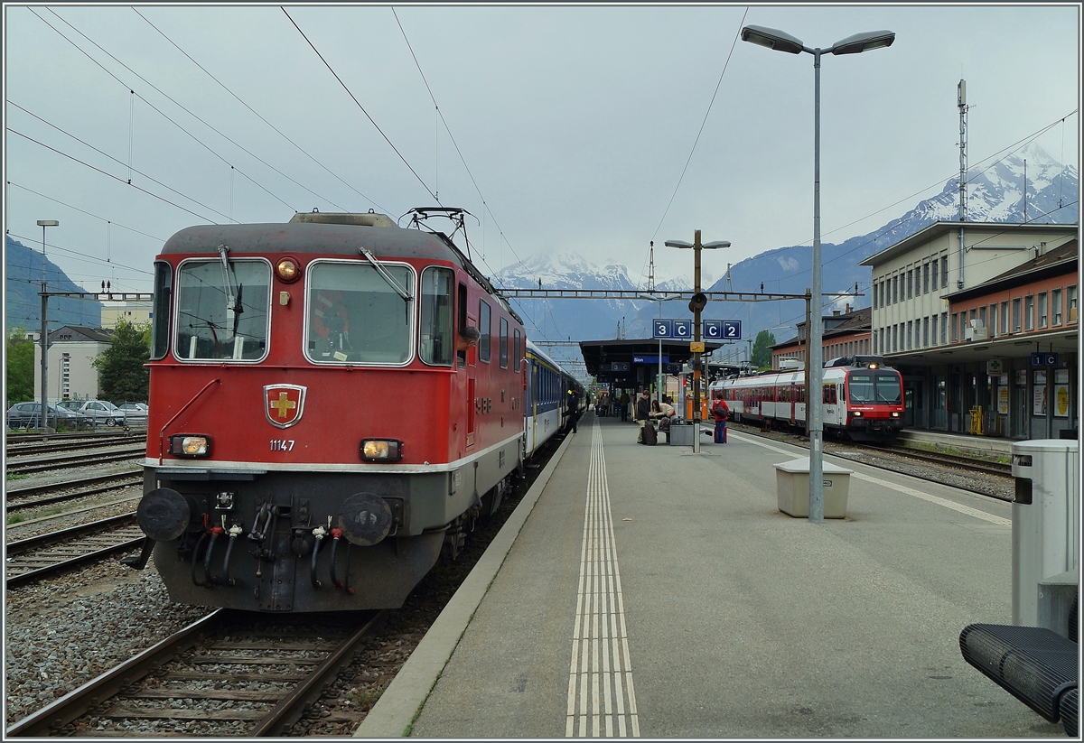 SBB Re 4/4 II 11147 mit einem Dispozug als IR 10037 Lausanne - Domodossola beim Halt in Sion.
18. April 2014