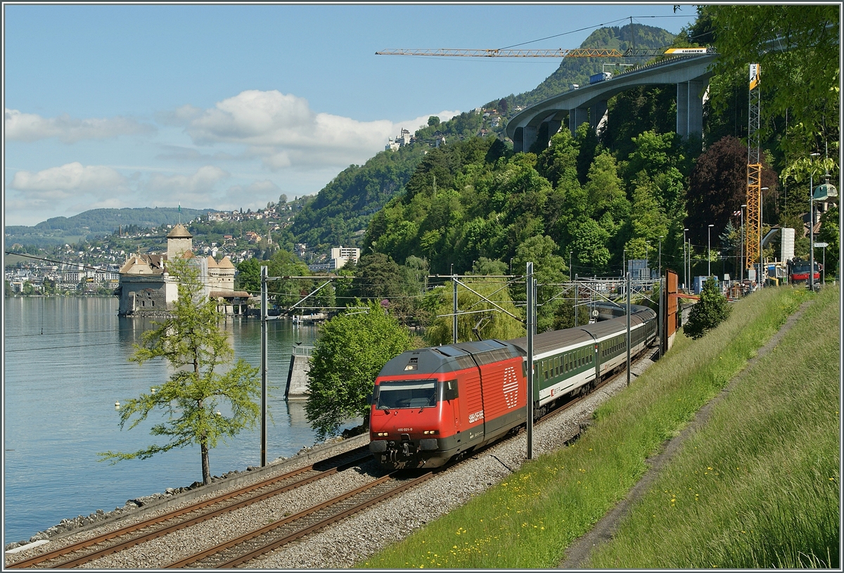 SBB Re 460 021-9 beim Chteau de Chillon.
14. Mai 2013  