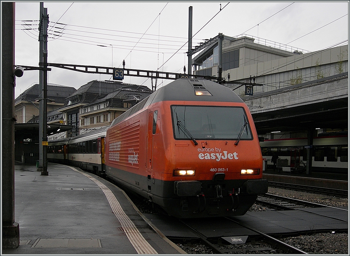SBB Re 460 063-1 wirbt für Easyjet. 
Lausanne, den 18. Dez. 2015