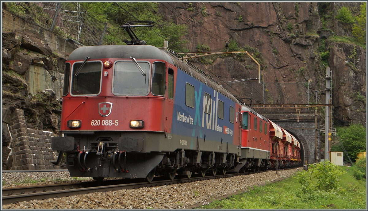 SBB Re 620 088-5 ( Member of X-Rail alliance  und eine Re 4/4 II/III verlassen mit einem Kieszug kurz vor Faido den 1560 Meter langen Prato-Kehrtunnel.
6. Mai 2014