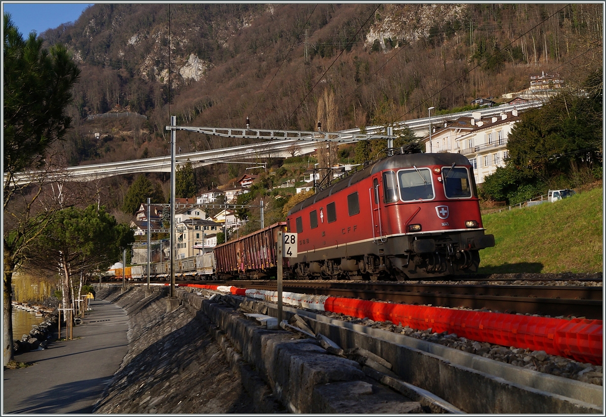SBB Re 6/6 11645 mit einem Güterzug kurz vor Villeneuve. 
10. März 2014