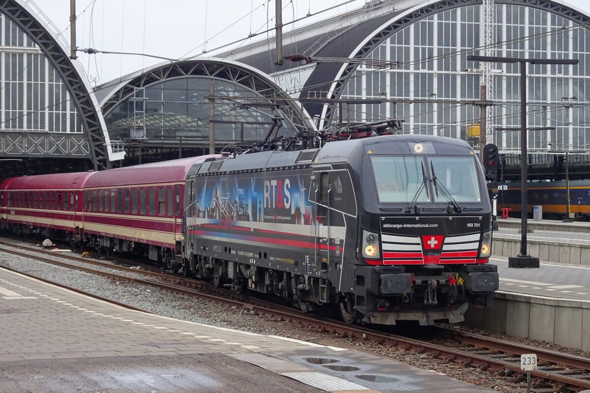SBBCI 193 701 steht nach Umlaufen am 22 Jänner 2023 mit der Leergarnitur von der TUI Ski-Express in Amsterdam Centraal.