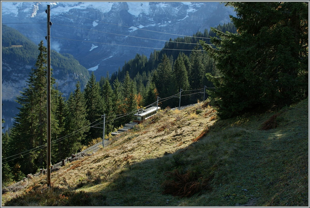 Schon fast ein Zugsuchbild mit dem kleinen BLM Triebwagen in der grandiosen Bergwelt der Jungfrau-Region in der Nähe der Gütschalp. 

24. Okt. 2013