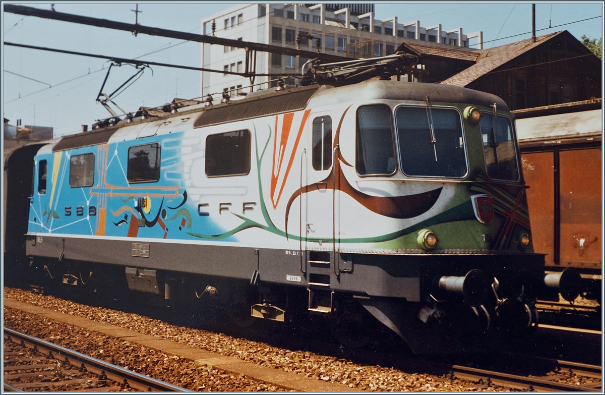Seit dem 7. Juli 1983 verkehrte die Re 4/4 II 11181 in bunten Farben, aufgemalt vom Künstler Daniel Bourret. Mit der fälligen R3 im Jahre 1984 wurde die Lok rot lackiert. Das Bild zeigt die Re 4/4 II 11181 ziemlich Bildfüllend in Aarau. 

30. Juli 1984