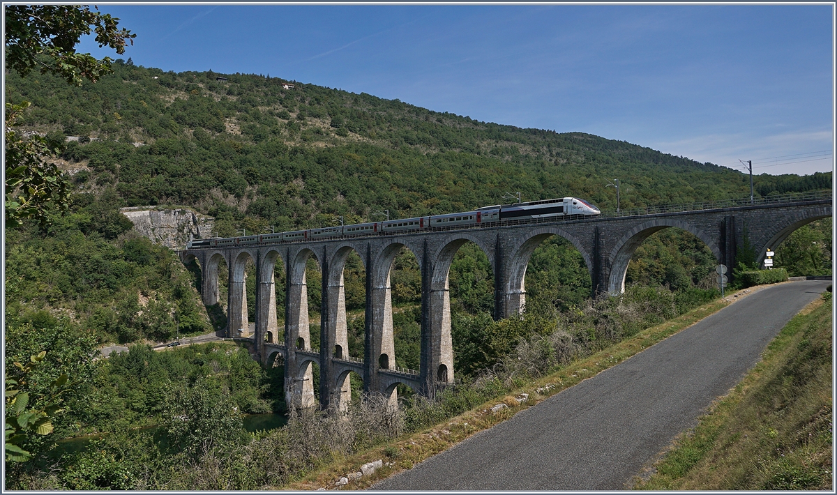 Seit Ende 2010 nehmen die TGV Züge von Genève nach Paris den weg über die dafür hergerichtet Strecke Bellegarde - Nantua - Bourg en Bresse, die zwar keine hohen Geschwindigkeiten erlaubt, aber dann der eingesparten 47 km gegenüber der Strecke via Culoz doch eine erhebliche Zeitersparnis bringt. Im Bild der TGV-Triebzug 4415 als TGV Lyria 9765 von Paris nach Genève auf dem 269 Meter langen Viaduc de Cize-Bolozon welches die Ain überbrückt. 

17. Juli 2019