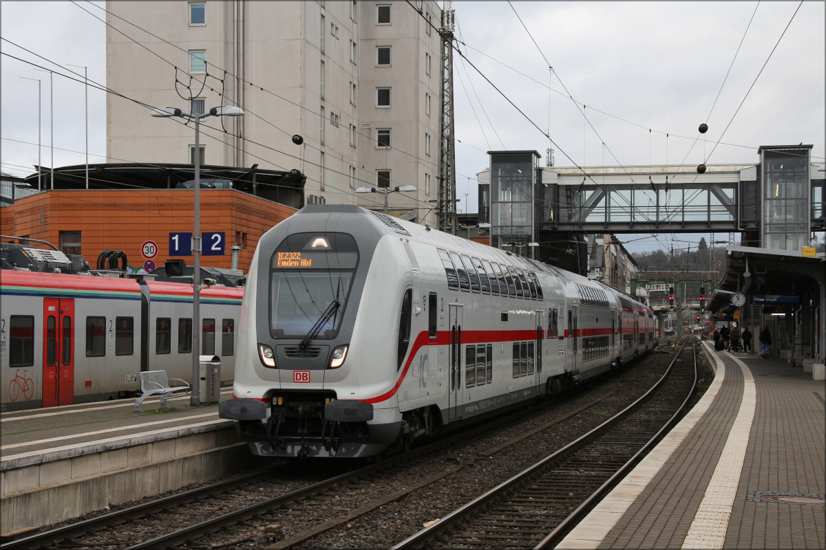 Seit Fahrplanwechsel verkehren keine reinen IC-Züge mehr auf der Ruhr-Sieg-Strecke, sondern nur noch IC-Züge mit Nahverkehrsfreigabe (deren Tage aber auch gezählt sind). Somit entfällt auch der hier gezeigte IC 2322 von Frankfurt Hbf nach Norddeich Mole, der eine Woche vor Fahrplanwechsel auch nur bis Emden fuhr. Hier beim Fahrtrichtungswechsel am 08.12.2024 in Siegen Hbf.