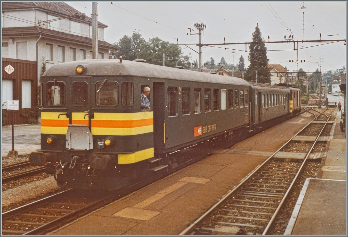 Seit kurzem - so steht es in meinem Notizen zu diesem Bild - verkehrt der BDti 29-30 908 in der neuen Farb/Signet Konzeption. Der Regionalzug 6120 ist von Beromünster nach Beinwil am See unterwegs. 

Nicht in meinen Notizen steht, ist dass der Zug in Menziken SBB hält, und dies eine ganze Weile, wohl gute vier Minuten lang, denn der  Wärter  ganz rechts im Bild zu sehen, welcher die Barriere bei der Einfahrt des Zuges bedient hatte, muss nun ans andere Ende des Bahnhof, um dort die Barriere für die Ausfahrt des Zuges zu bedienen.

12. August 1984