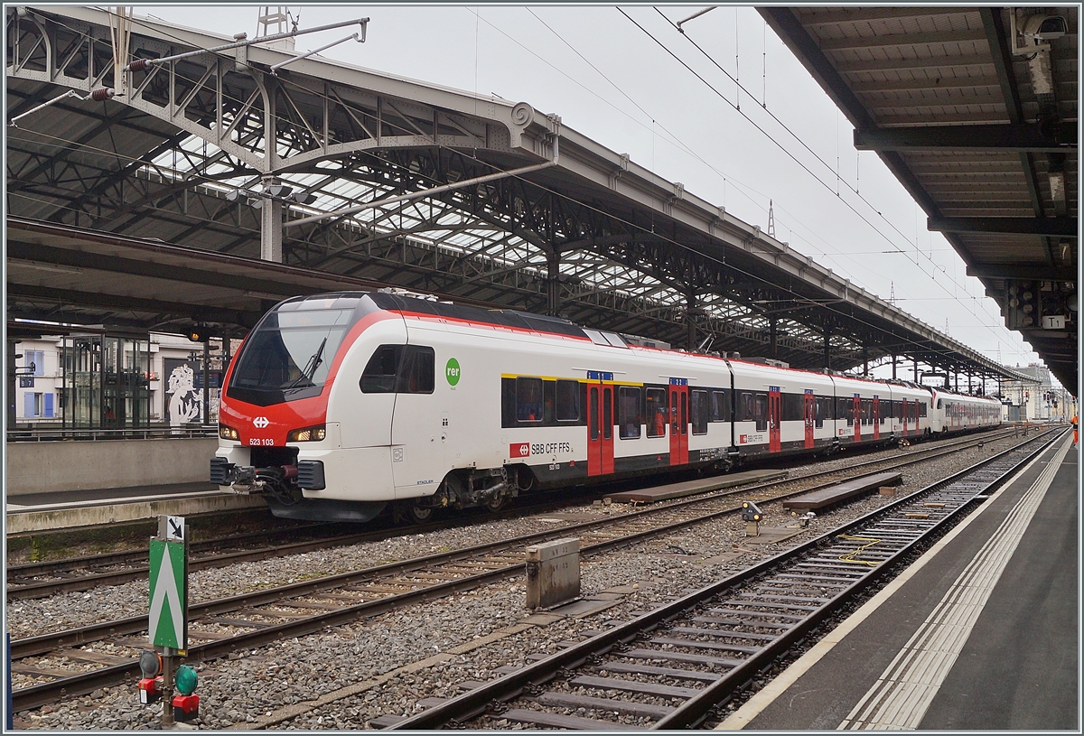 Seit langem immer wieder in der Ferne gesehen, doch nun endlich im Planeinsatz: die neuen Flirt 3 RABe 523.1; hier warten die beiden RABe 523 103 (UIC 94 85 4 523 103-7 CH-SBB) und RABe 523 104 (UIC 9485 4 523 104-1 CH-SBB) als S 5 nach Aigle in Lausanne auf die Weiterfahrt.

10. Februar 2021