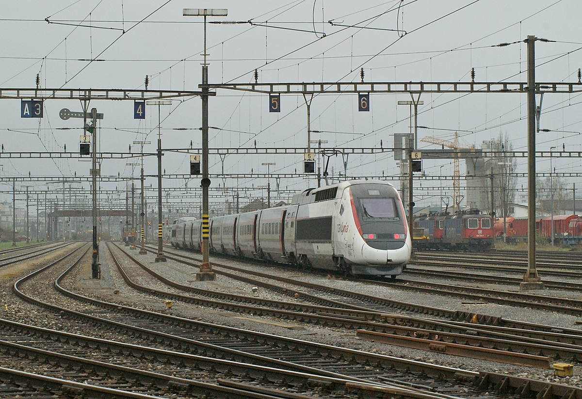 Seit langem schon, wenn auch etwas halbherzig verfolgte ich die Idee, einen TGV mit Formsignalen zu fotografieren. In zwischen La Plaine und Bellgarde waren die Formsignal schneller ersetzt, als ich dachte und Karlsruhe war mir etwas zu weit. Nun bin ich überraschend doch noch zu einem Formsignalbild mit TGV gekommen: Der in Bern von Paris ankommende TGV 9225 (22:51) wird bis zur Rückfahrt am nächsten Tag als TGV 9216 von Bern (ab 11:10) nach Paris im Rangierbahnhof Biel abgestellt. Das Bild zeigt den TGV 4415, welcher für die Fahrt nach Bern vorbereitet wird. Die Fotostelle frei zugänglich, siehe: https://igschieneschweiz.startbilder.de/bild/frankreich~fernverkehr~tgv-lyria/652536/die-wiese-zwischen-dem-bahnsteig-von.html 

5. April 2019