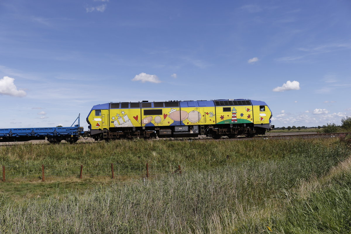 Seitliche Aufnahme von der MAK DE 2700-03 am 14. August 2017 bei Lehnshallig.