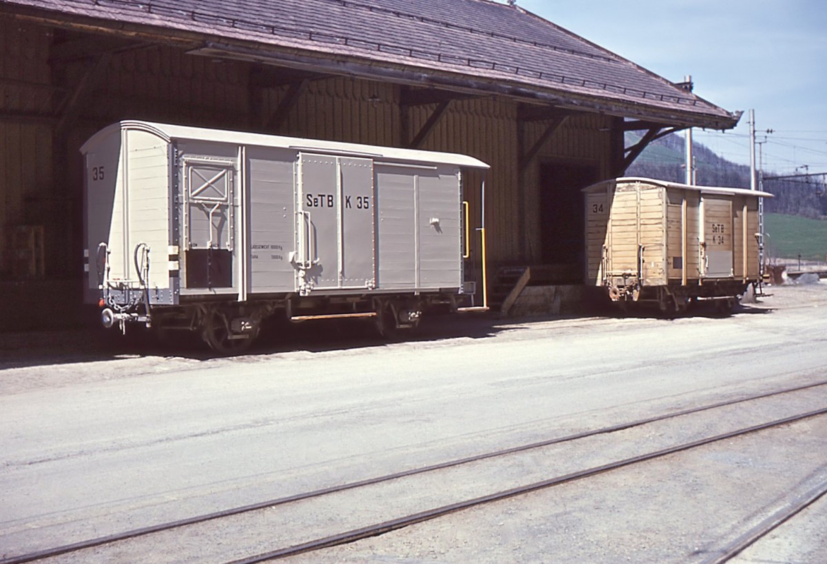 Sernftalbahn: Die beiden gedeckten Güterwagen K 35 und 34 in Schwanden, 13.April 1967. 