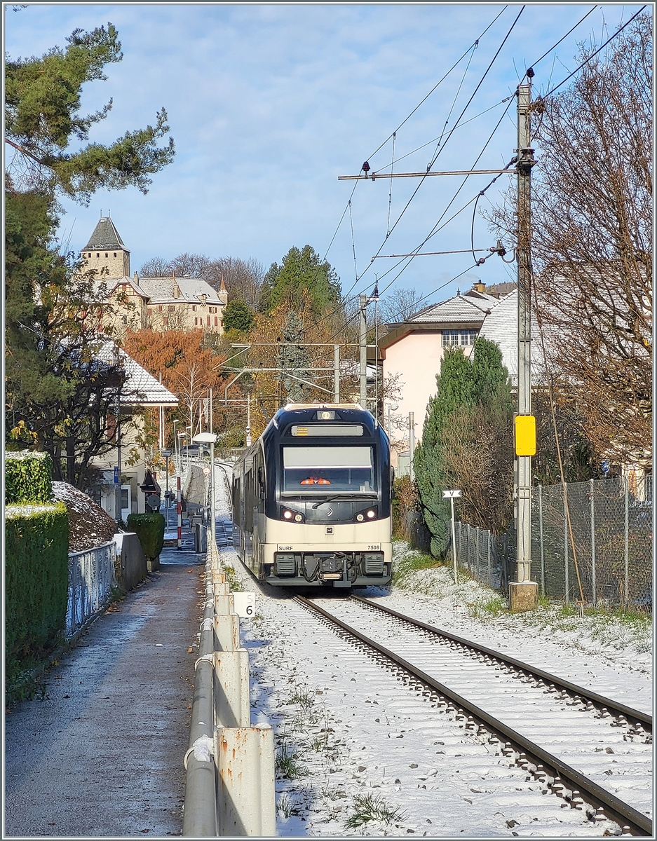 So richtig Winter ist es noch nicht: Der CEV MVR ABeh 2/6 7508 erreicht als R 35 von Vevey kommend Blonay. 

23. Nov. 2024