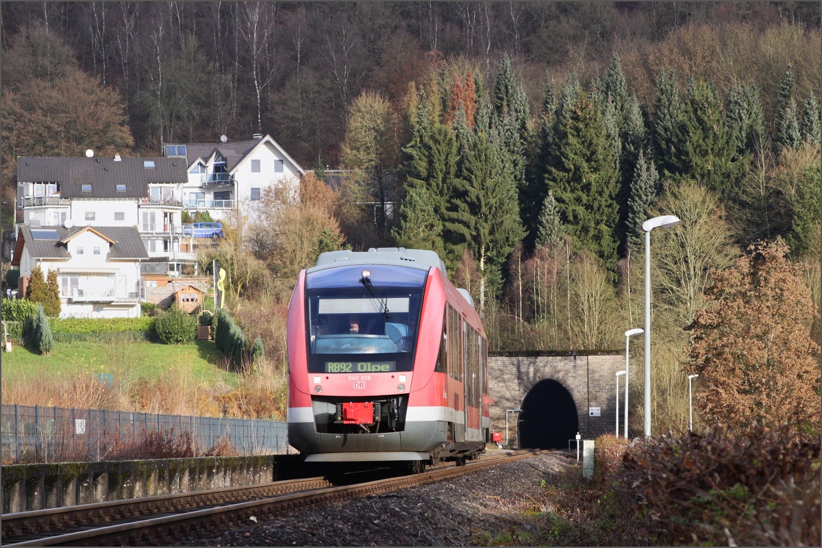 So wie  DB Regio  in Sdwestfalen mittlerweile Geschichte ist, so wird auch dieses Jahr in wenigen Stunden Geschichte sein. Ich wnsche allen ein frohes neues Jahr und einen guten Rutsch! 
640 018 als RB 92 von Finnentrop nach Olpe am 08.12.14 in Sondern