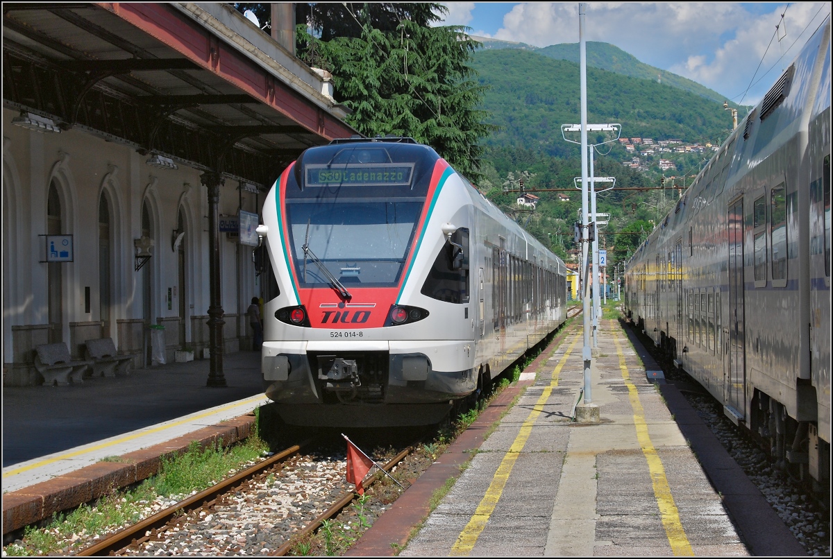 Sonntagsruhe im Grenzbahnhof.

Nichts los in Luino, alle zwei Stunden trifft ein TiLo ein. Mai 2010.