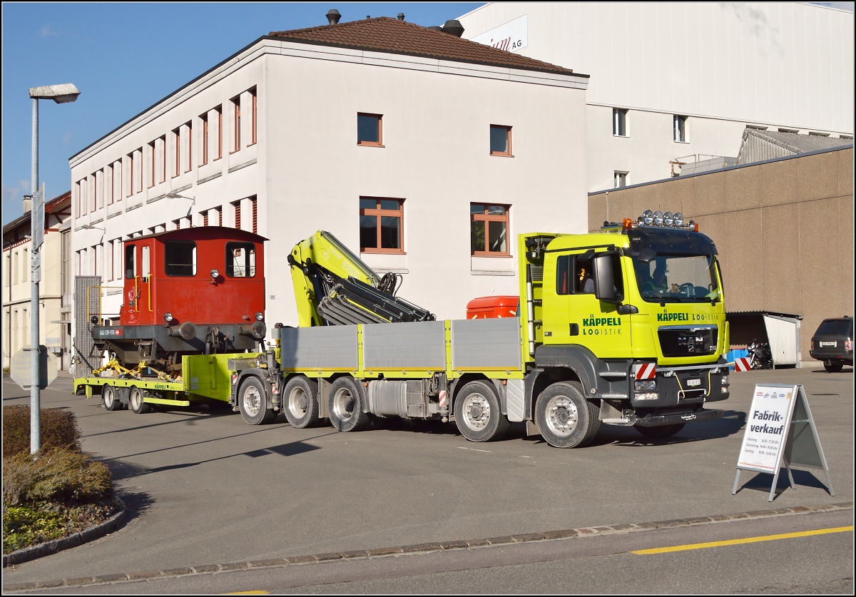 Spitzmaus auf Reisen. 

Schienentraktor Tm I Nr. 477 auf verlässt sein vorübergehendes Zuhause in Frauenfeld, um in Sargans ein neues Einsatzfeld zu finden. Um den Erhalt kümmert sich IG Schiene Schweiz. Februar 2014.
