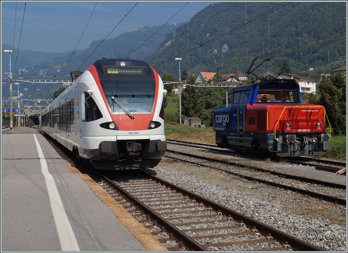 Stadler RABe 523 016 und Eem 923 021-0 im  Bombardiere -Ort Villeneuve. 
2. Nov. 2015