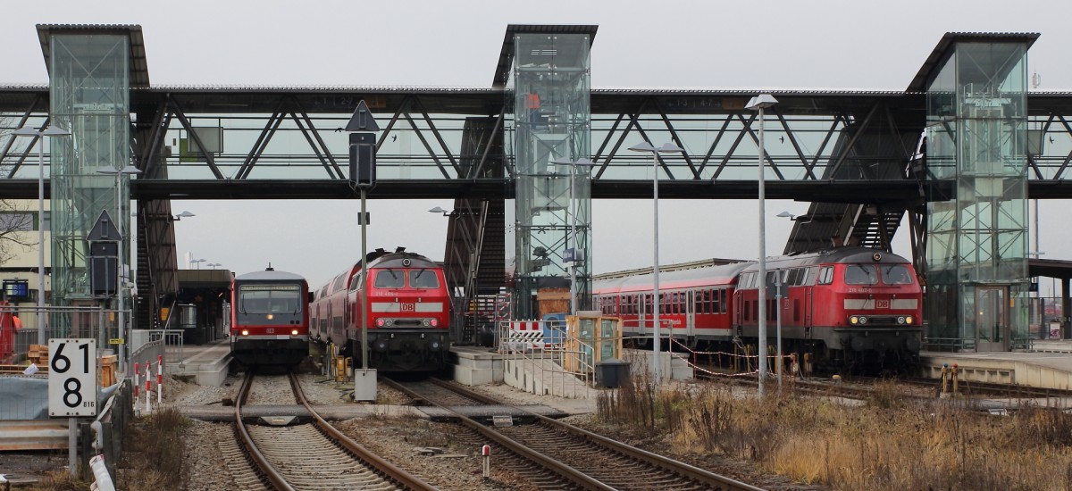 Stündlich um Halb treffen sich bis zu 8 Züge im Bahnhof von Mühldorf, die alle ein anderes Fahrtziel haben. Rosenheim, Burghausen, München, Landshut, Simbach, Salzburg, Passau, Trostberg fallen darunter. Hier eine Aufnahme vom 16.01.14 um 14:27 Uhr mit 628 678-5, 218 466-1 und 218 402-6.