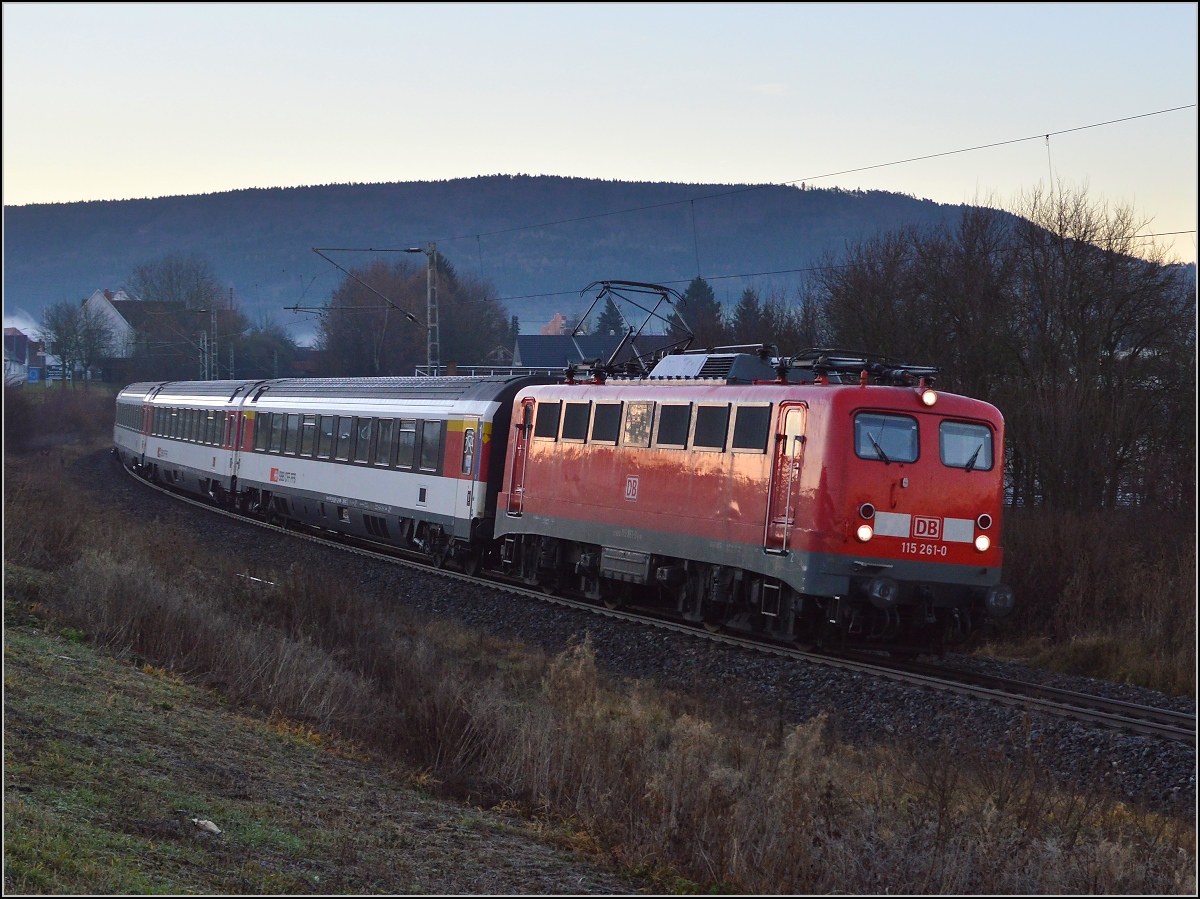 Tats�chlich fahren sie noch vor ICs, wenn auch nicht mehr t�glich. 115 261-0 f�hrt auch nach dem Fahrplanwechsel einige G�ubahn-ICs. Spaichingen, Dezember 2015. 