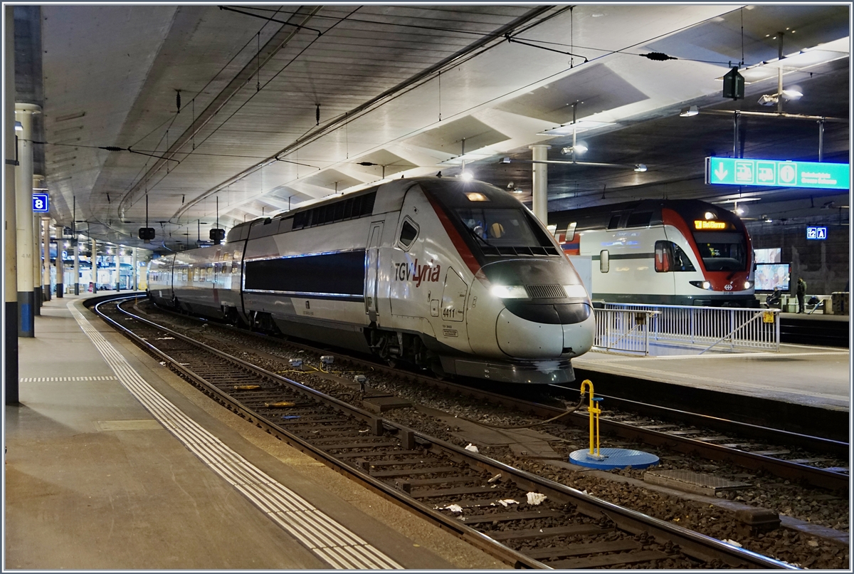 TGV Lyria wartet in Bern auf die Abfahrt nach Paris Gare de Lyon (via Basel - Dijon).
6. Jan. 2017