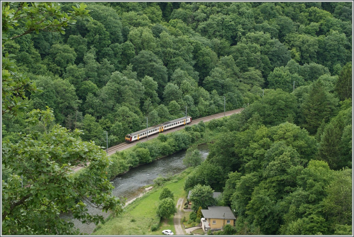 Tief im Tal der Sauer verlauft die Strecken von Luxembourg nach Troiviereges zwischen in der Gegend von Bourscheid.
15. Juni 2013