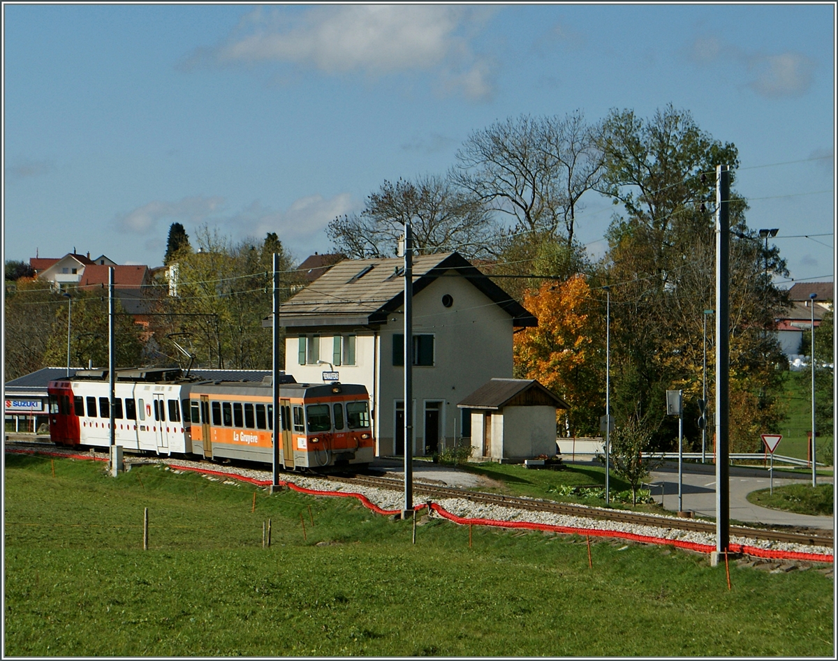 TPF Regionalzug auf der Fahrt Richtung Chtel St-Deins beim Halt in Bossenens.
30. Okt. 2013