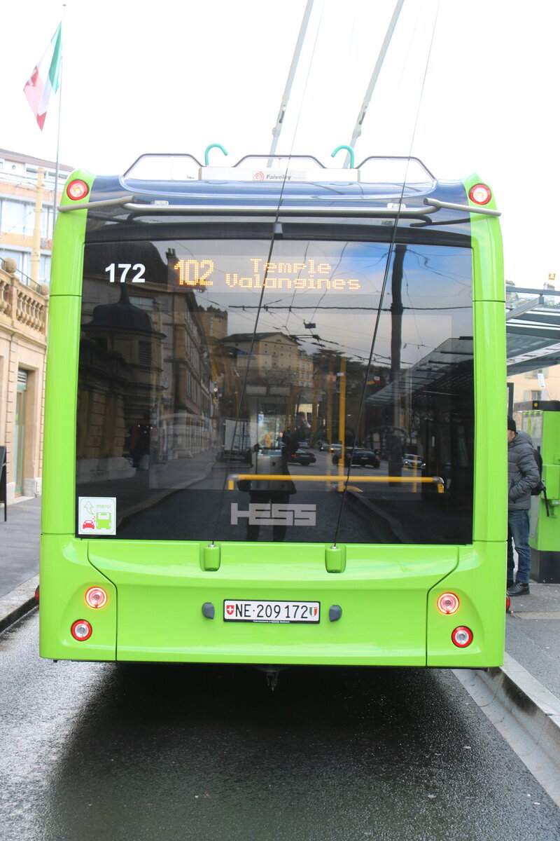 transN, La Chaux-de-Fonds - Nr. 172/NE 209'172 - Hess/Hess Gelenktrolleybus am 14. Dezember 2023 in Neuchtel, Place Pury (Aufnahme: Martin Beyer)